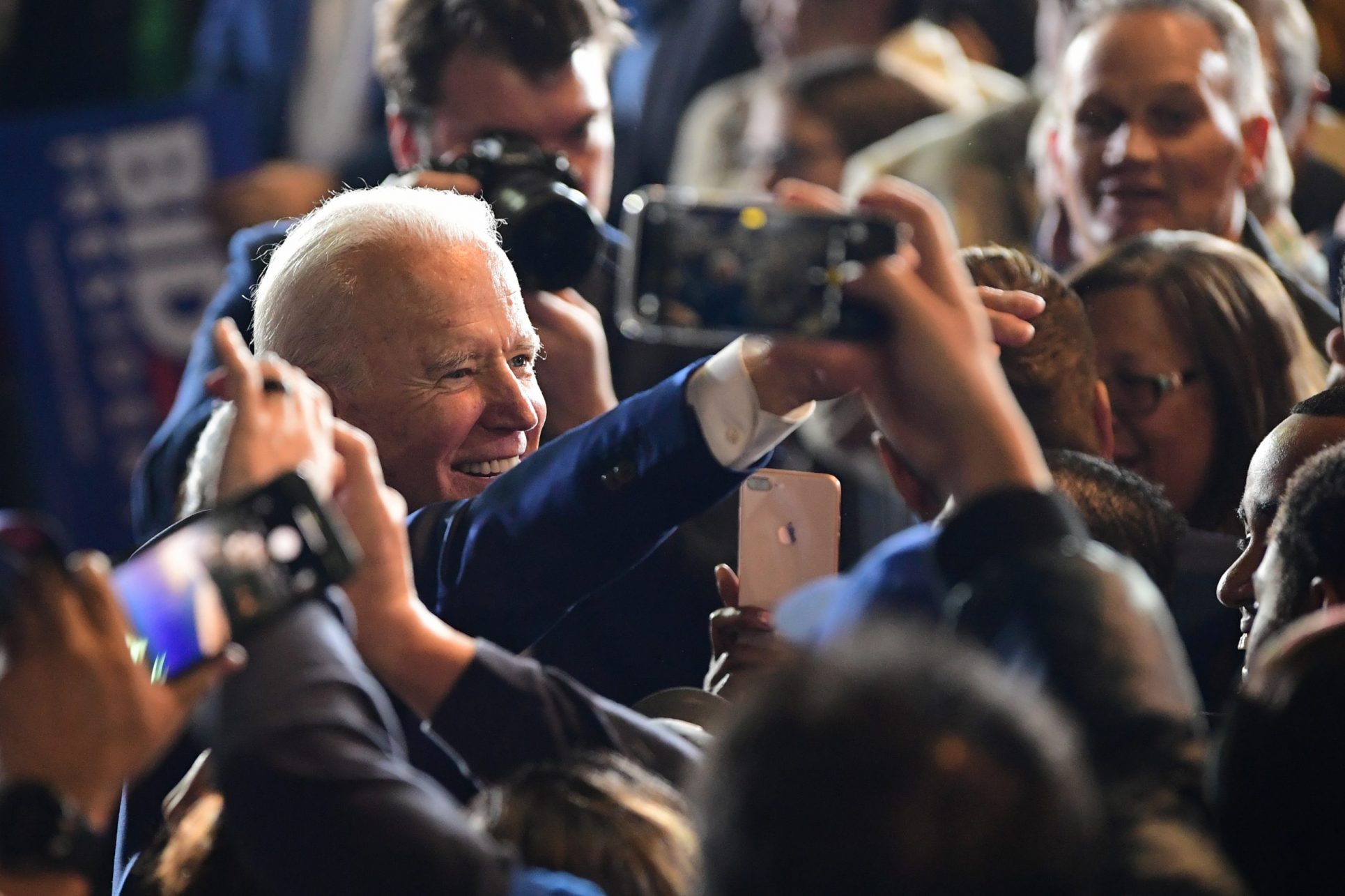 Supermartes: Joe Biden gana en ocho estados y Sanders en tres, apuntan medios de EE.UU.