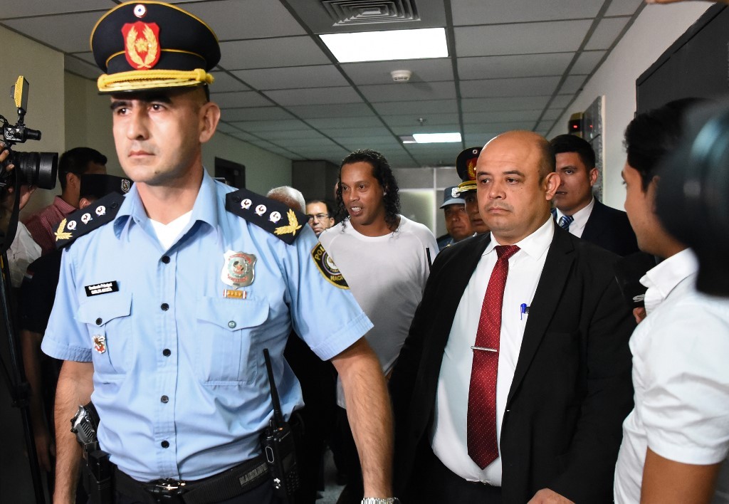 Ronaldinho es detenido por orden de un fiscal y pasará la noche en un cuartel de Policía