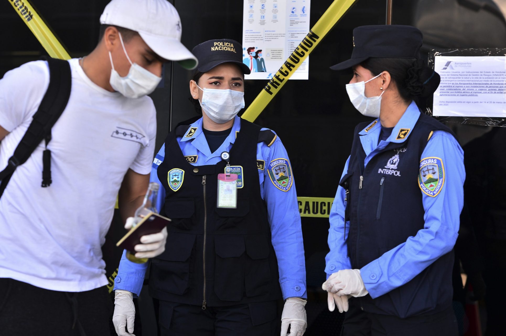 Policía de Honduras desaloja los centros comerciales para evitar contagios del COVID-19