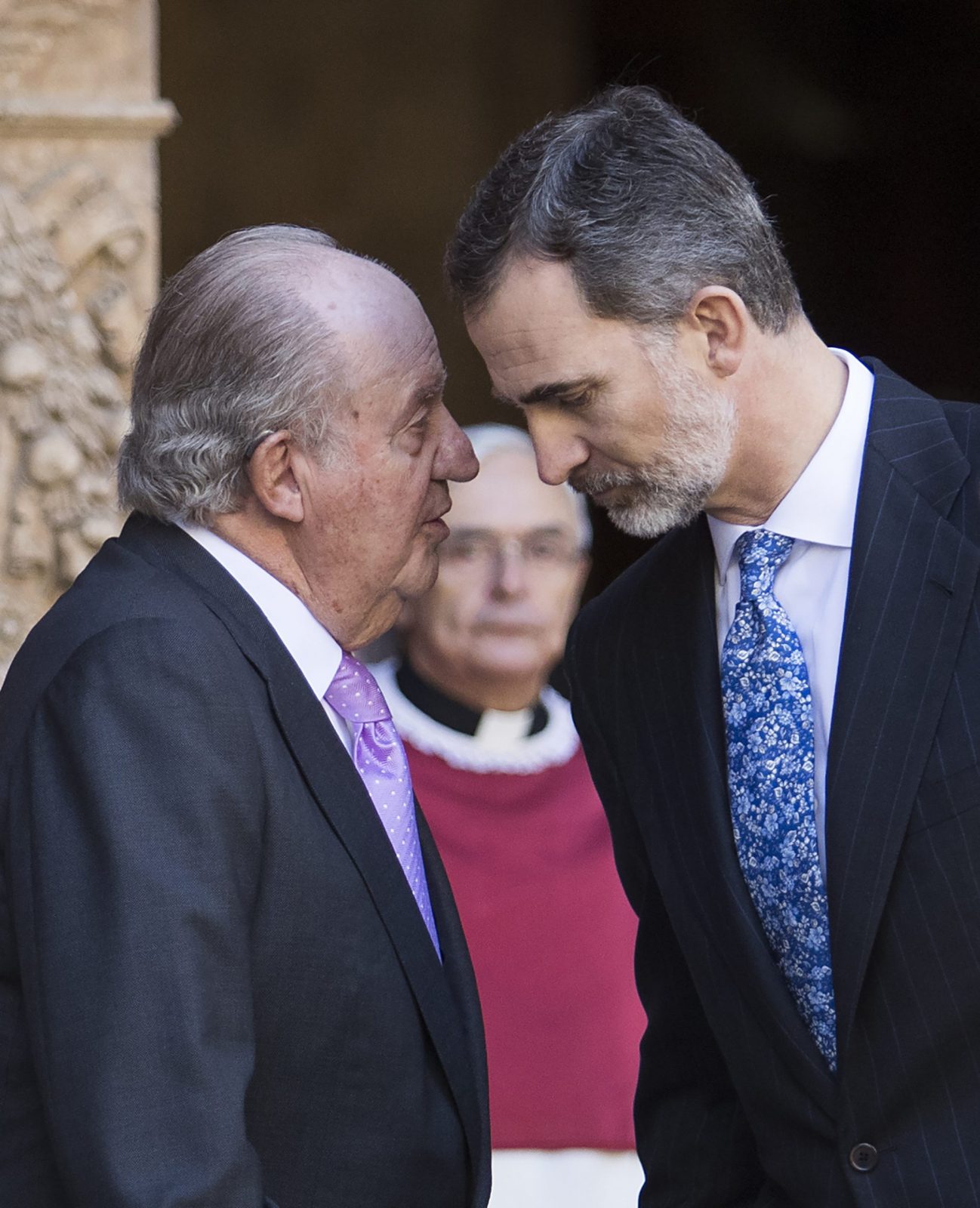 El rey emérito Juan Carlos I se va de España ante peso de escándalo de corrupción
