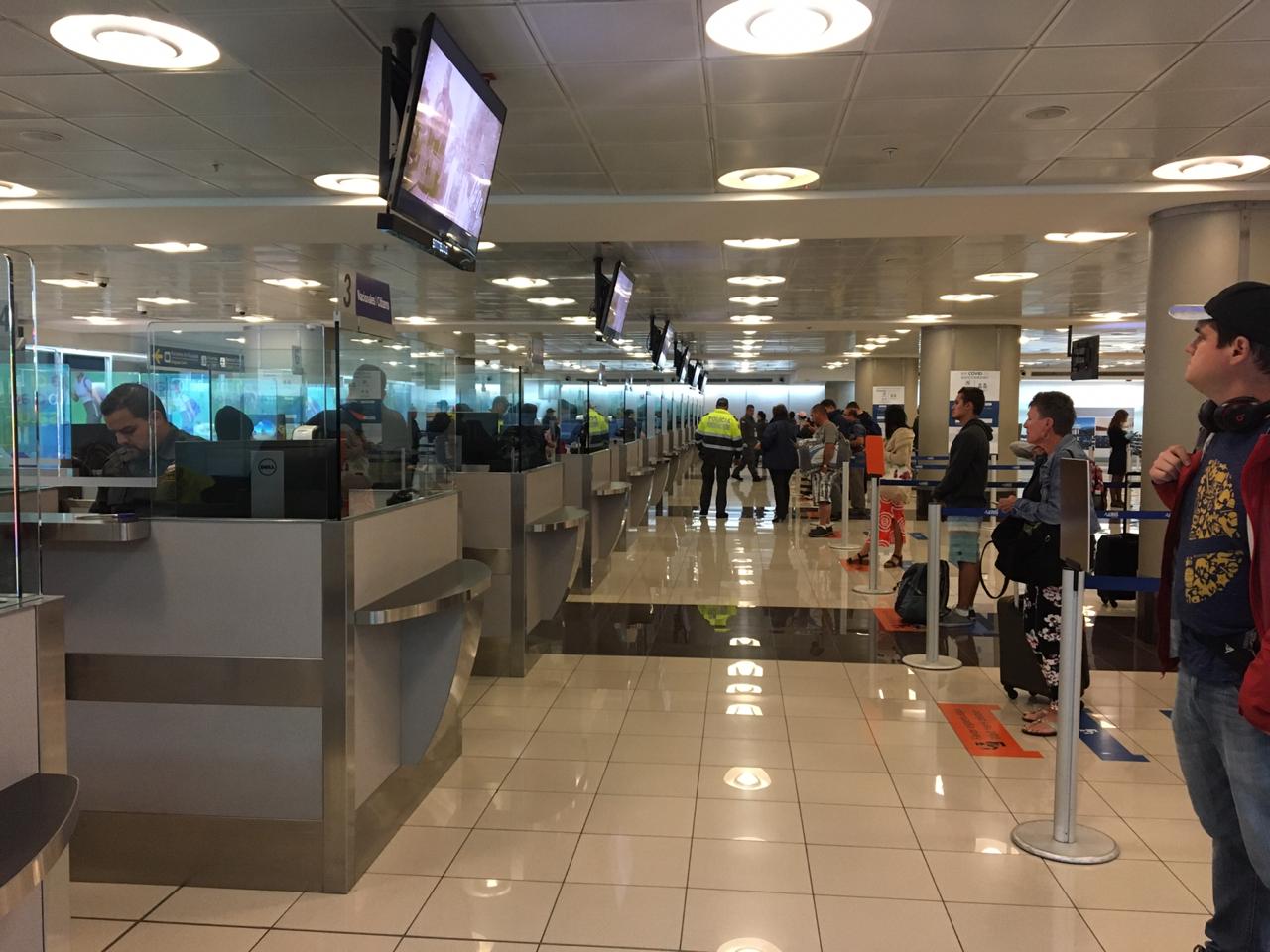 Policía detuvo 400 personas con pruebas falsas de covid-19 en aeropuertos Juan Santamaría y Daniel Oduber