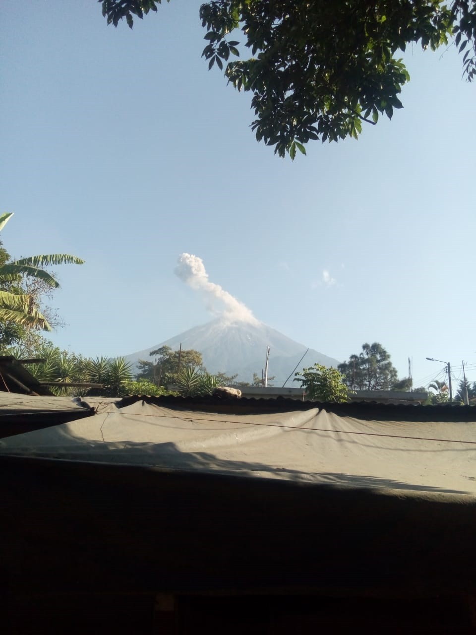 Volcán de Fuego aumenta erupciones y lanza ceniza a comunidades en Guatemala
