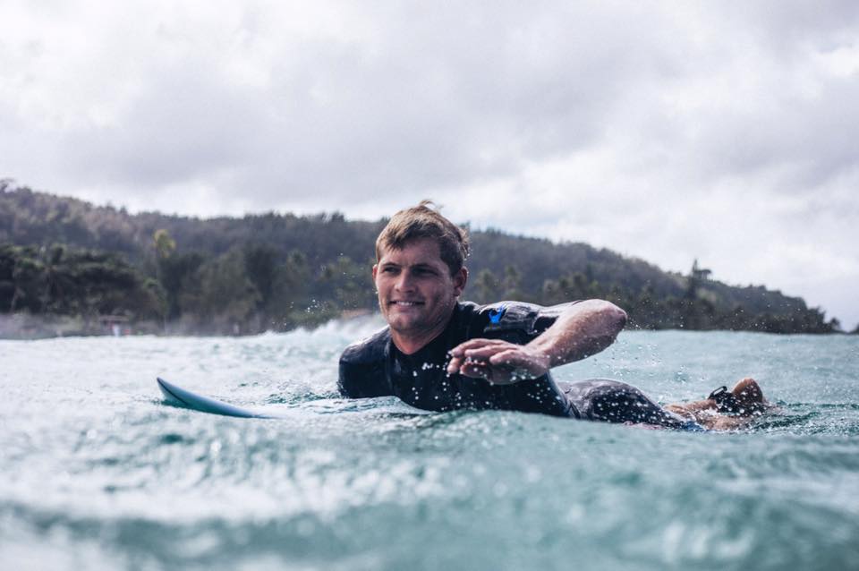 Surfista Noe Mar McGonagle detenido por irrespetar cierre de playa Hermosa