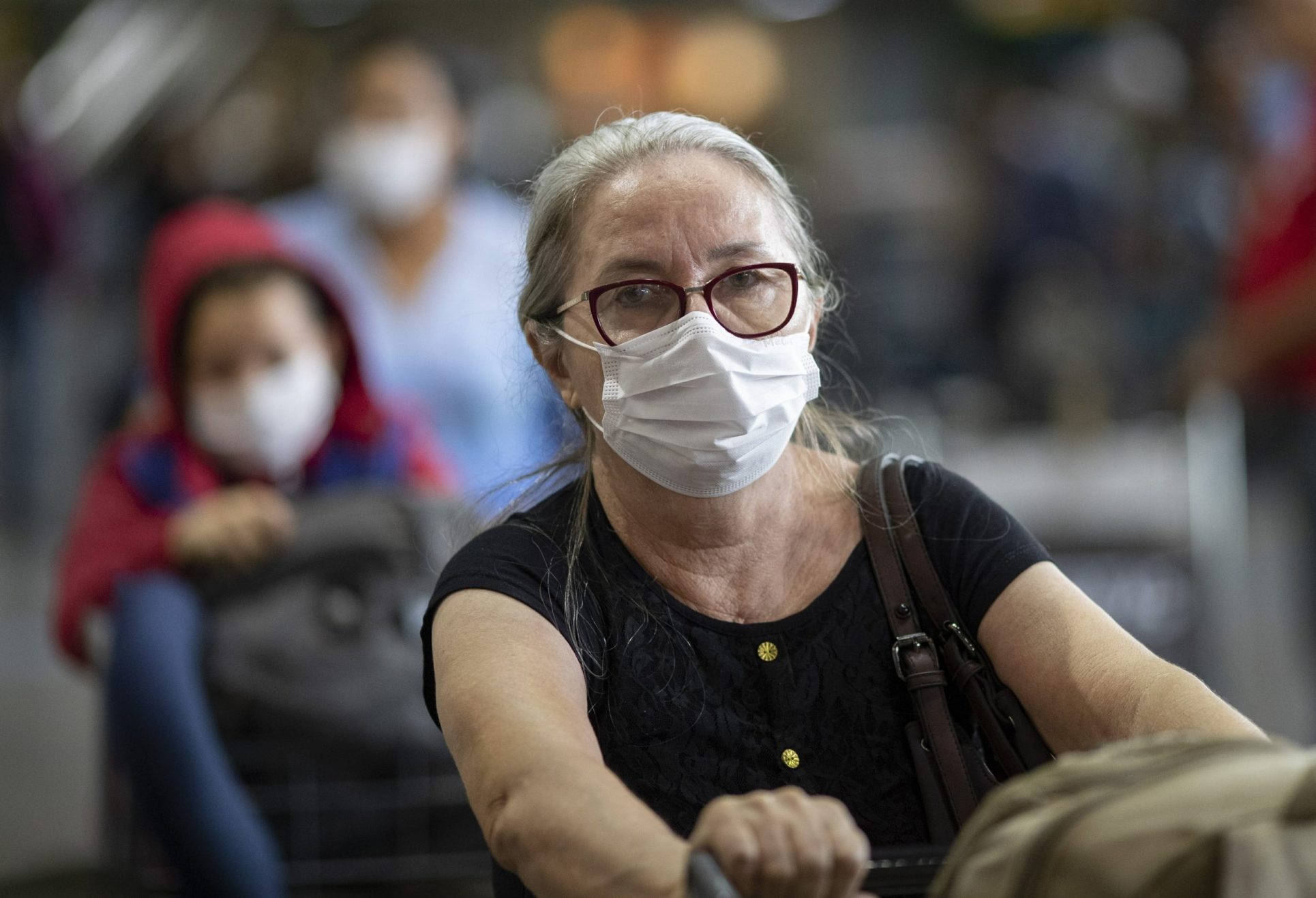 América Latina combate la pandemia con cuarentena y toque de queda