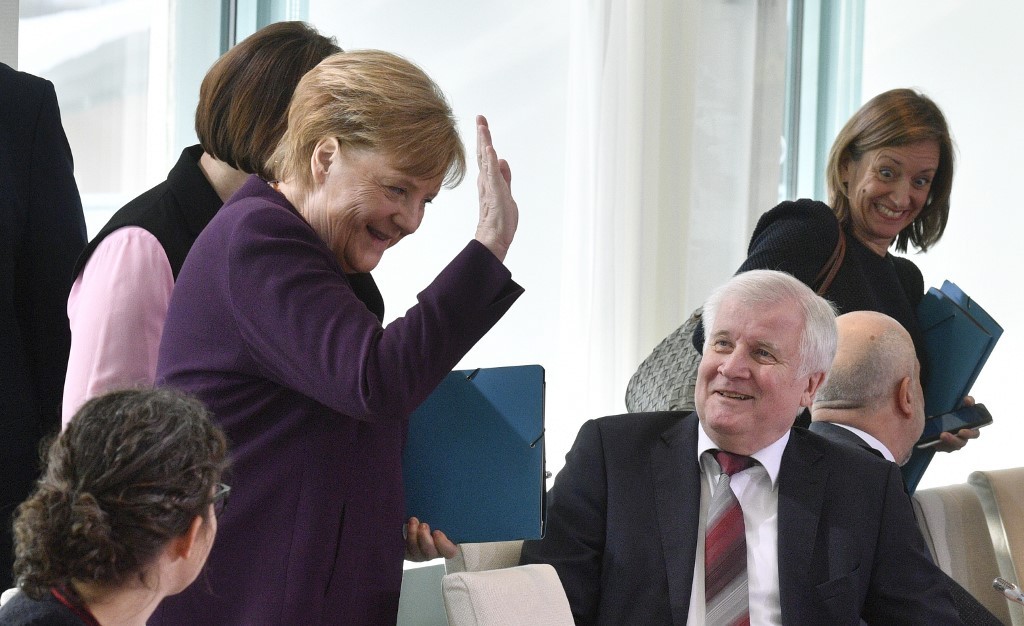 Ministro no saluda a la canciller alemana Angela Merkel por temor al coronavirus