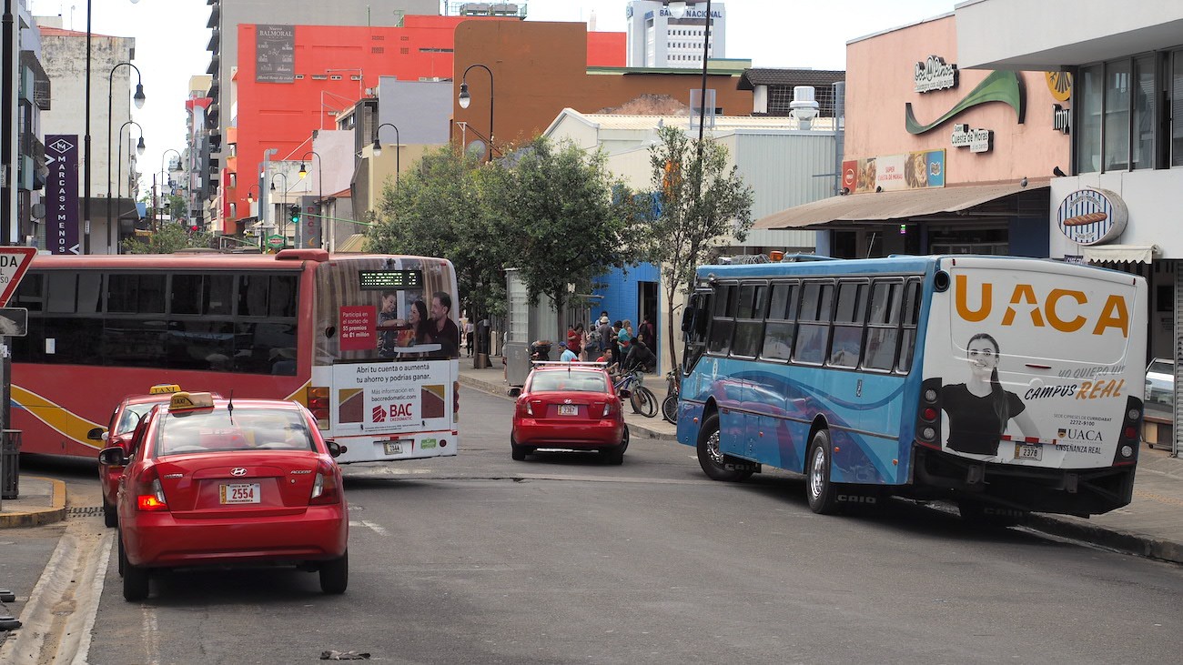 Autobuseros, taxistas y Gobierno comienzan “mesa de diálogo”; convocatoria a paro sigue