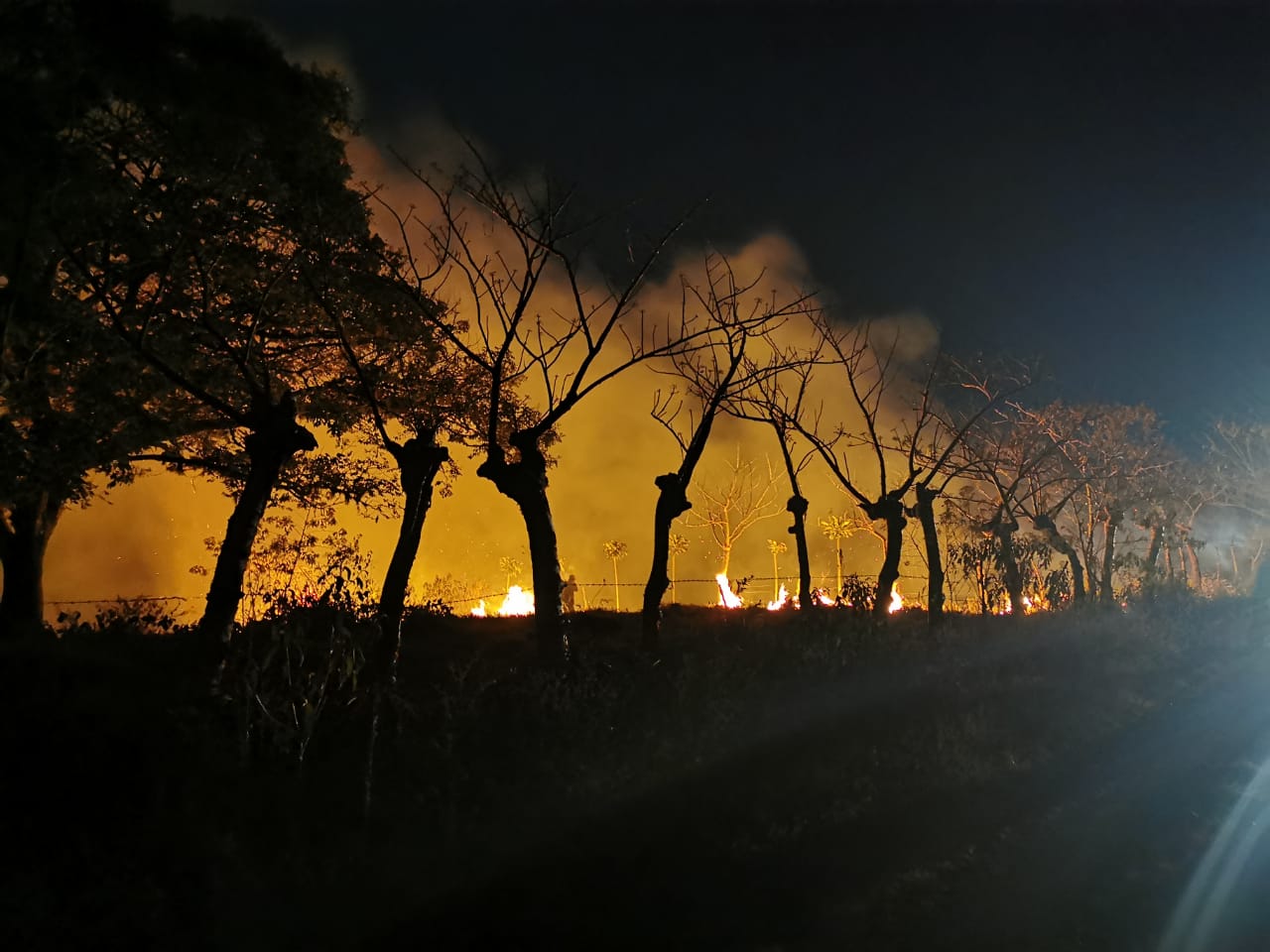 Incendios provocados aumentan tensión en territorio indígena; jerarcas de Gobierno intervienen
