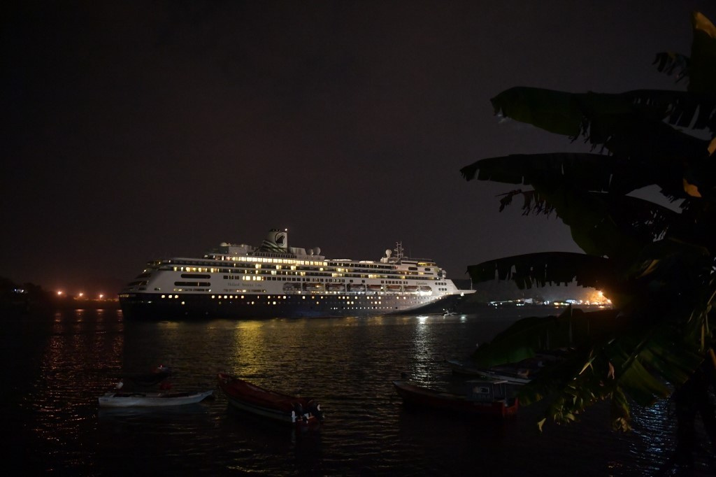 Cruceros afectados por coronavirus dejan atrás Canal de Panamá con destino incierto