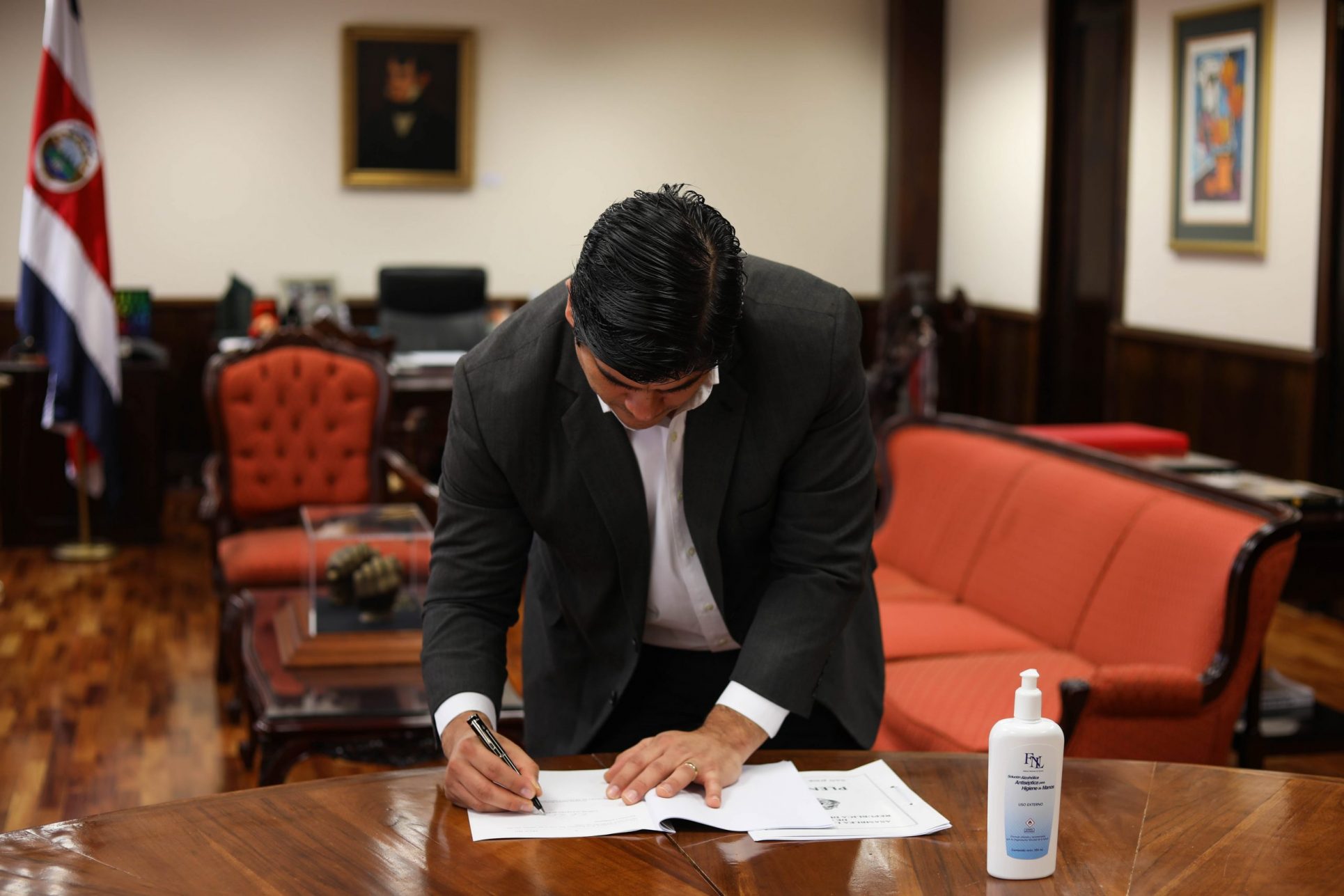 Solo horas después de aprobadas, Carlos Alvarado firma leyes de reducción de jornadas laborales y datáfonos