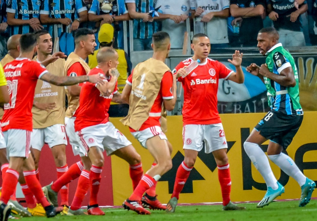 Gremio e Internacional empatan 0-0 en partido de Libertadores con ocho expulsados