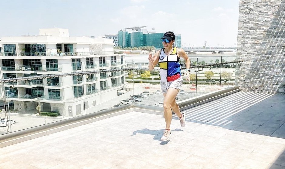 Una pareja correrá un maratón en su balcón en Dubái