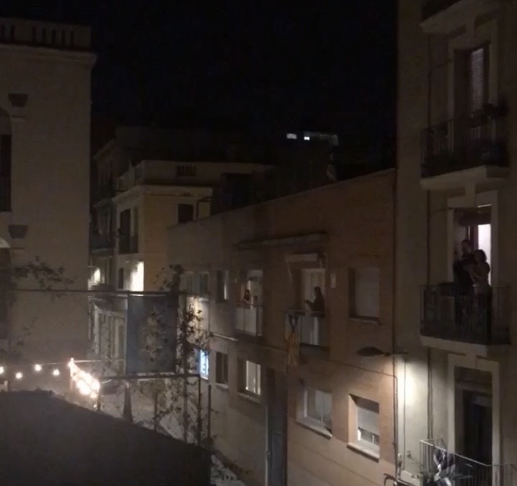 Cada noche desde sus balcones, españoles agradecen a los funcionarios de salud que atienden a pacientes con COVID-19