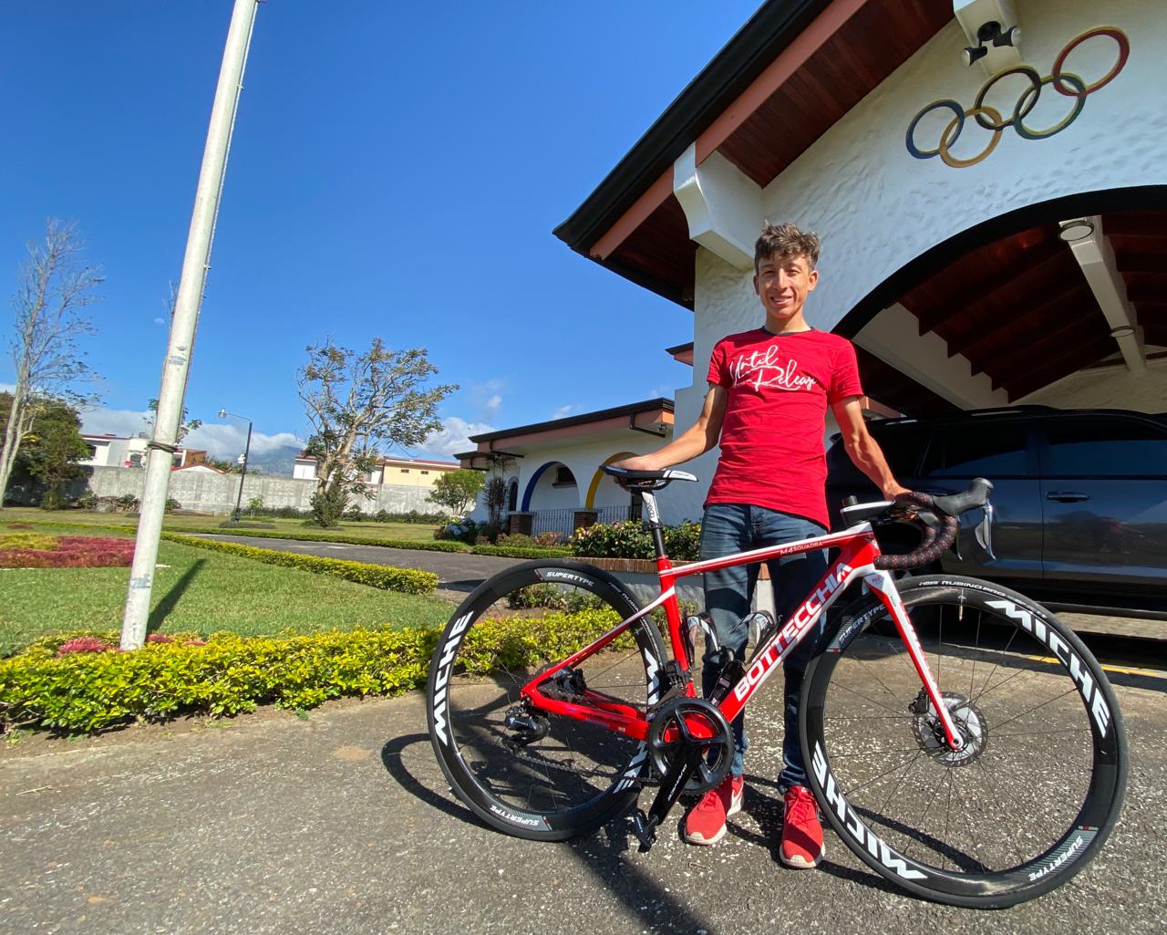 Ciclista tico Kevin Rivera quedó varado en Costa Rica por el coronavirus