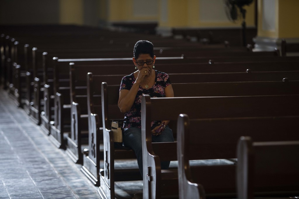 Iglesia católica pide seguir usando mascarilla en misa o al entrar a los templos