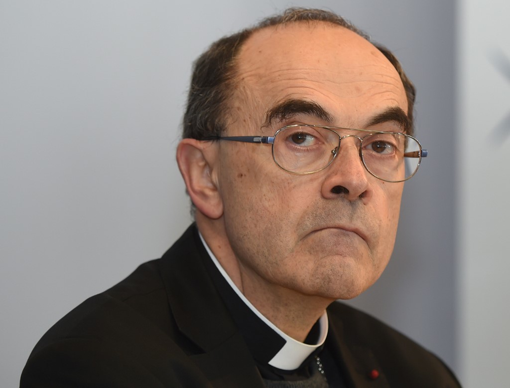 El papa acepta la renuncia del cardenal francés absuelto de encubrir la pedofilia