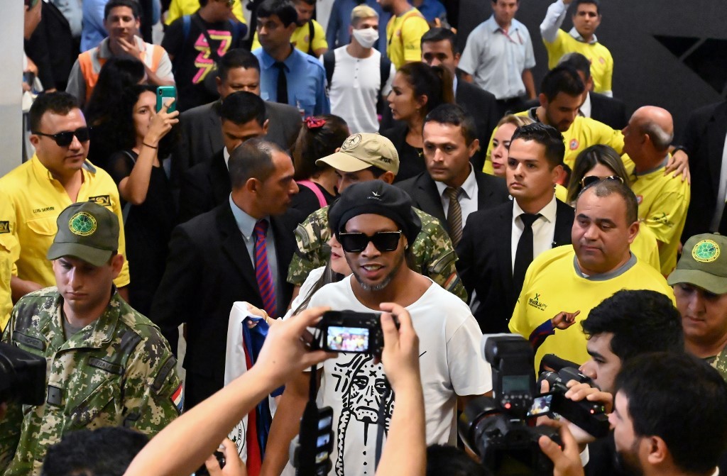 Ronaldinho declara ante fiscalía de Paraguay por documentos falsos