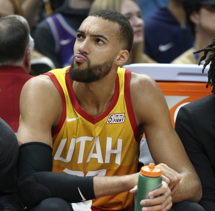 NBA suspende temporada tras positivo de coronavirus de un jugador