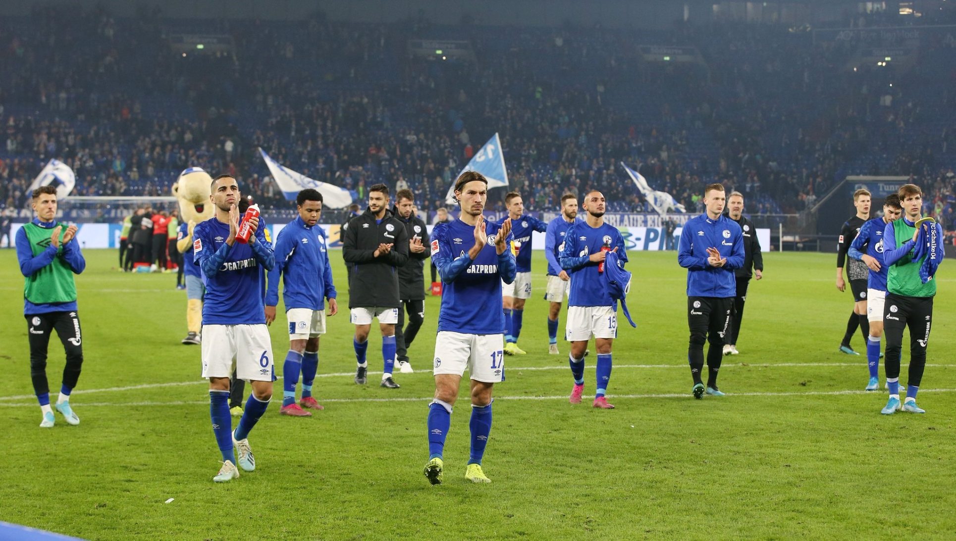 Los jugadores del Schalke 04 de Alemania renuncian a parte de su salario