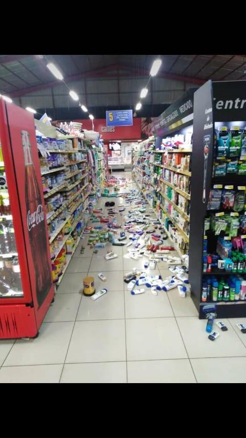 Video y fotos captan destrozos en supermercado de la zona sur tras sismo de este viernes