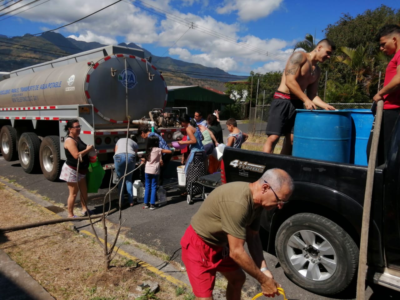 AyA reparte agua en cisternas a los vecinos de los barrios del sur de San José