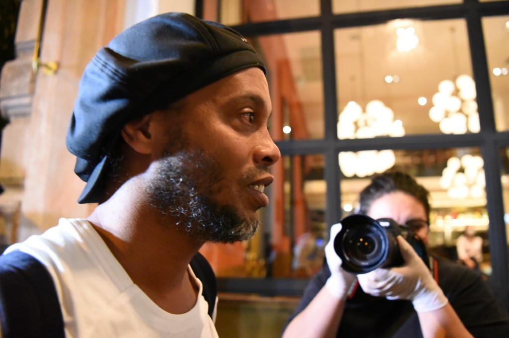 Ronaldinho sale de prisión tras pagar fianza millonaria, pero continúa arresto desde hotel