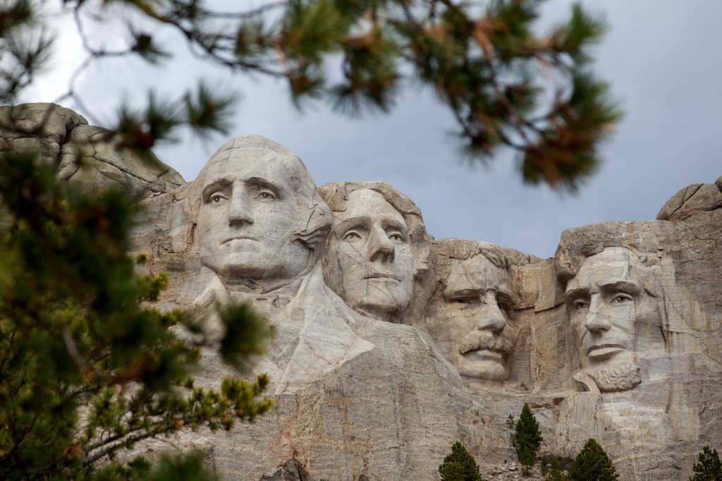 Los presidentes estadounidenses del Monte Rushmore, de los pocos parques nacionales que siguen abiertos en el mundo
