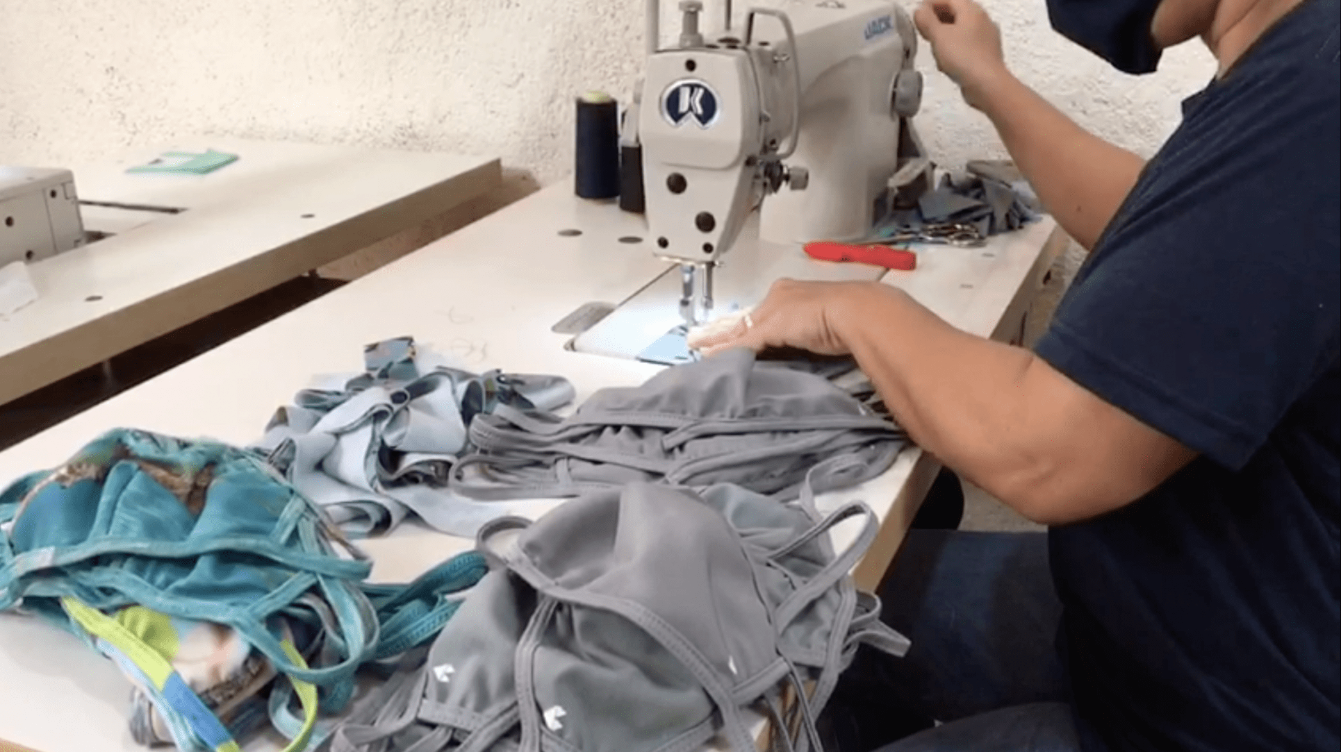 Pequeña empresa costarricense de vestidos de baño ahora se dedica a fabricar mascarillas