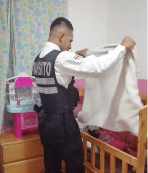 (Video) Mientras se despide de su hija, pedido de oficial de Tránsito en Costa Rica para quedarse en casa se hace viral