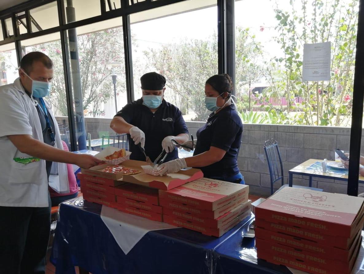 Chuck E. Cheese’s donó más de 200 pizzas a personal de salud que trabaja en la atención del coronavirus