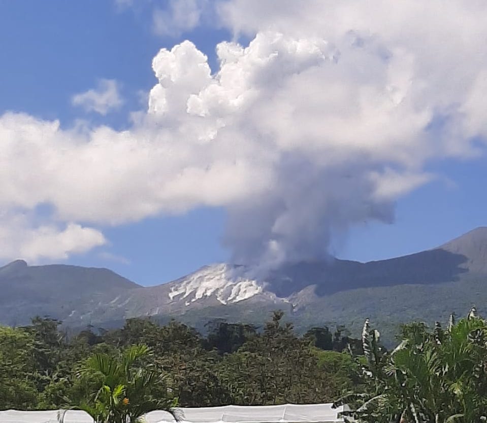 Volcán Rincón de la Vieja reportó una erupción esta mañana