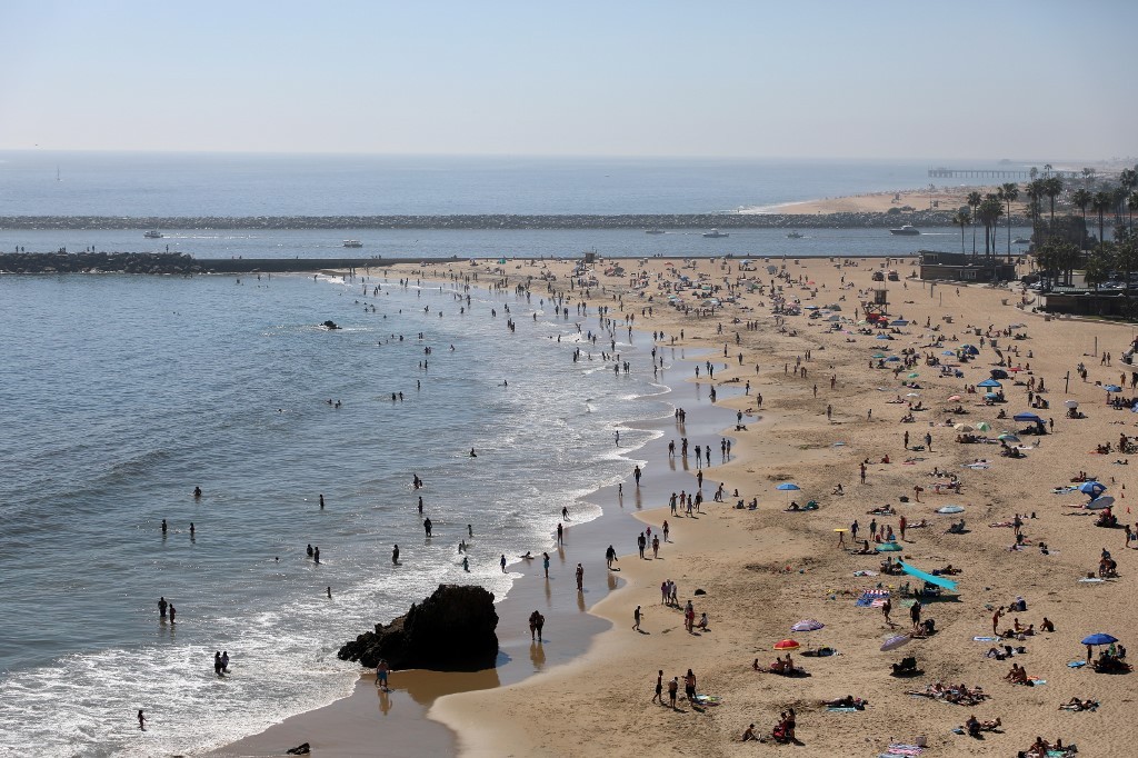 “Ejemplo de qué no hacer”: gobernador de California critica playas llenas en pandemia