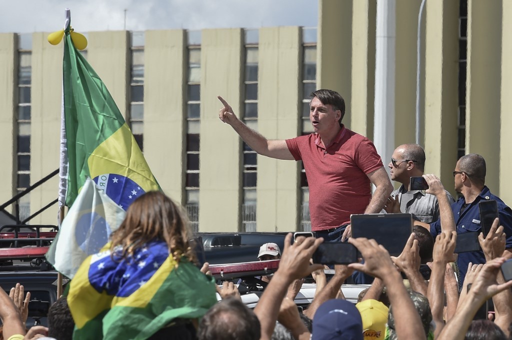 Presidente de Brasil incita a manifestantes que rompen cuarentena y piden intervención militar