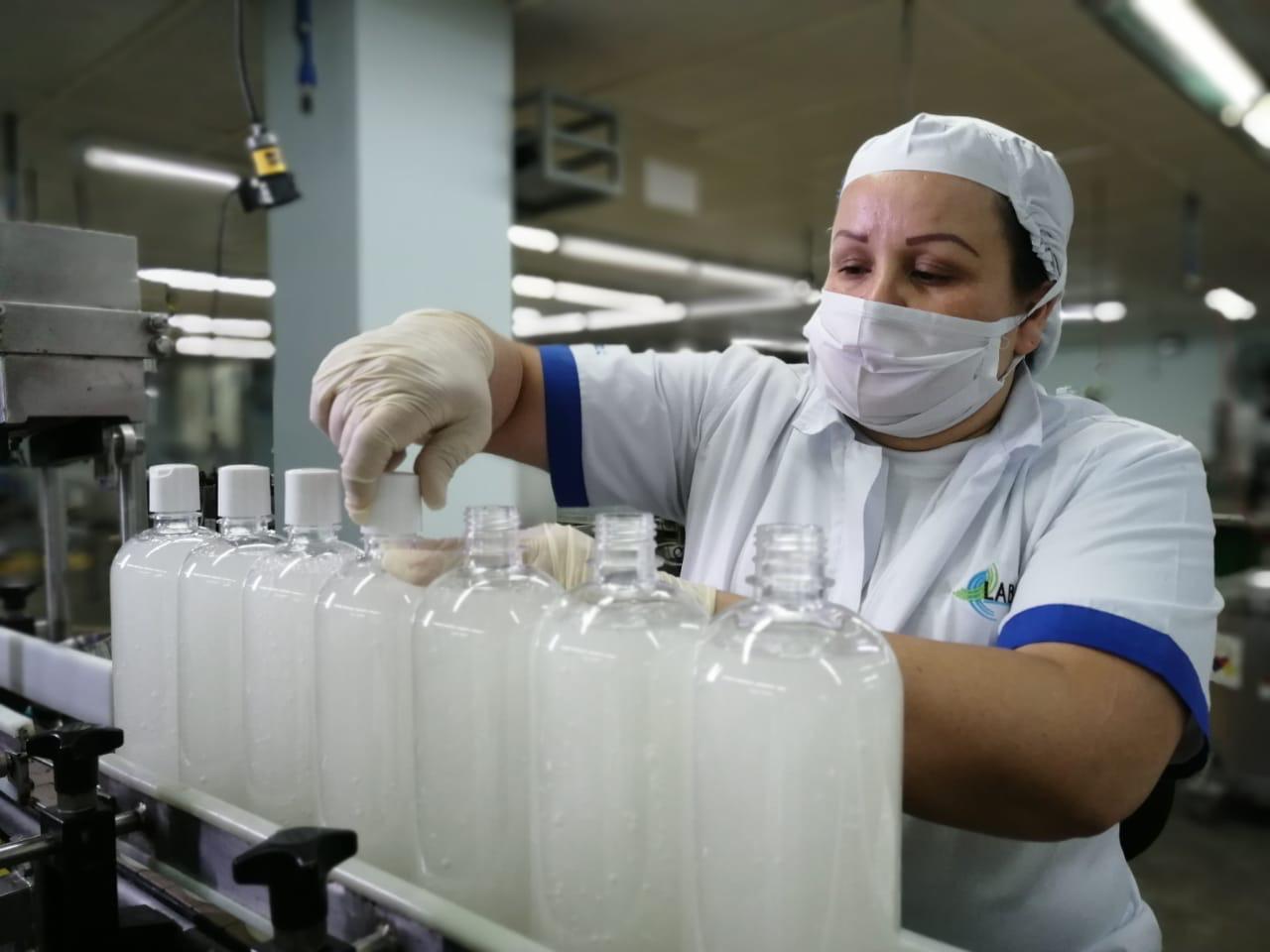 Laboratorios que producen alcohol en gel preocupados por materiales como envases