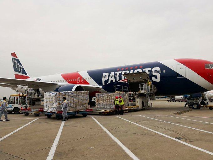 Avión de New England Patriots transporta 1,2 millones de máscaras desde China