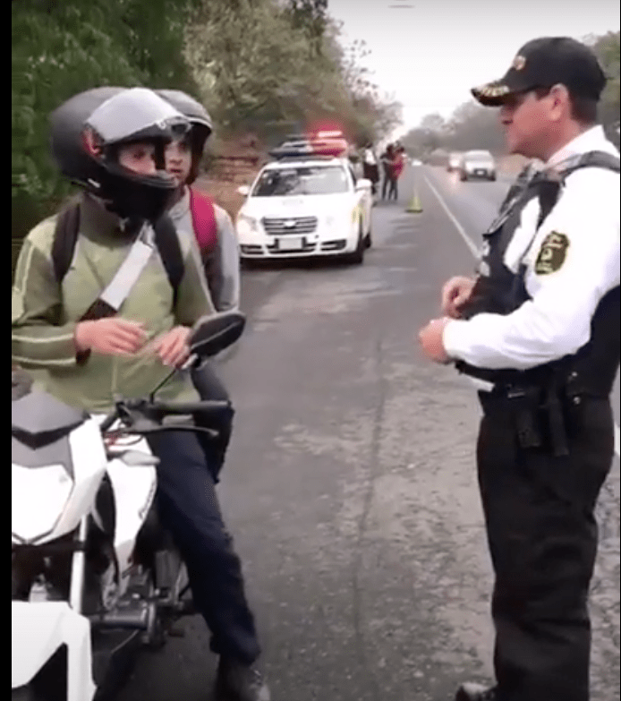 Video de Oficial de Tránsito comunicándose en Lesco con motociclista sordomudo se viraliza
