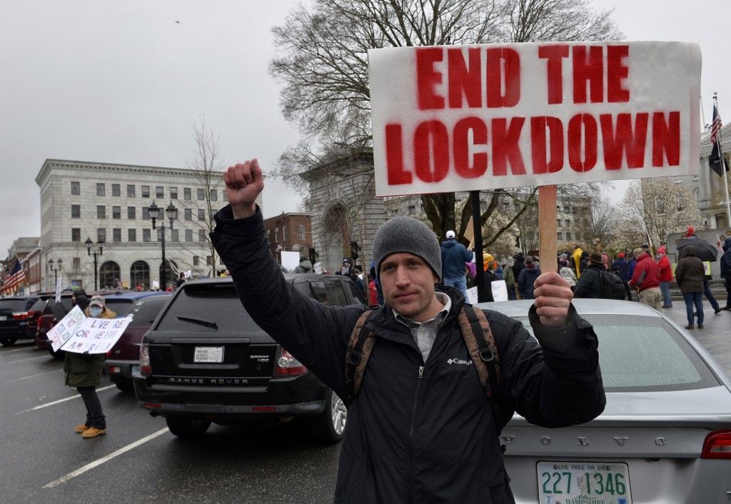En plena emergencia por COVID-19, cientos se aglomeran y reclaman fin del confinamiento en EE.UU.
