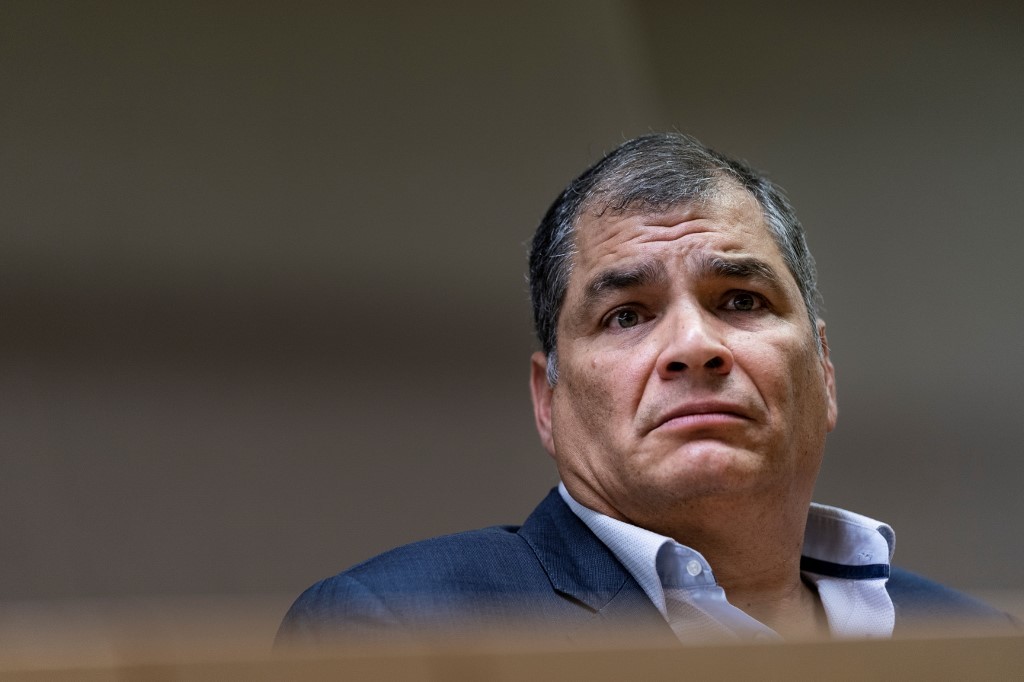 Justicia de Ecuador condena a 8 años de cárcel a expresidente Correa por corrupción