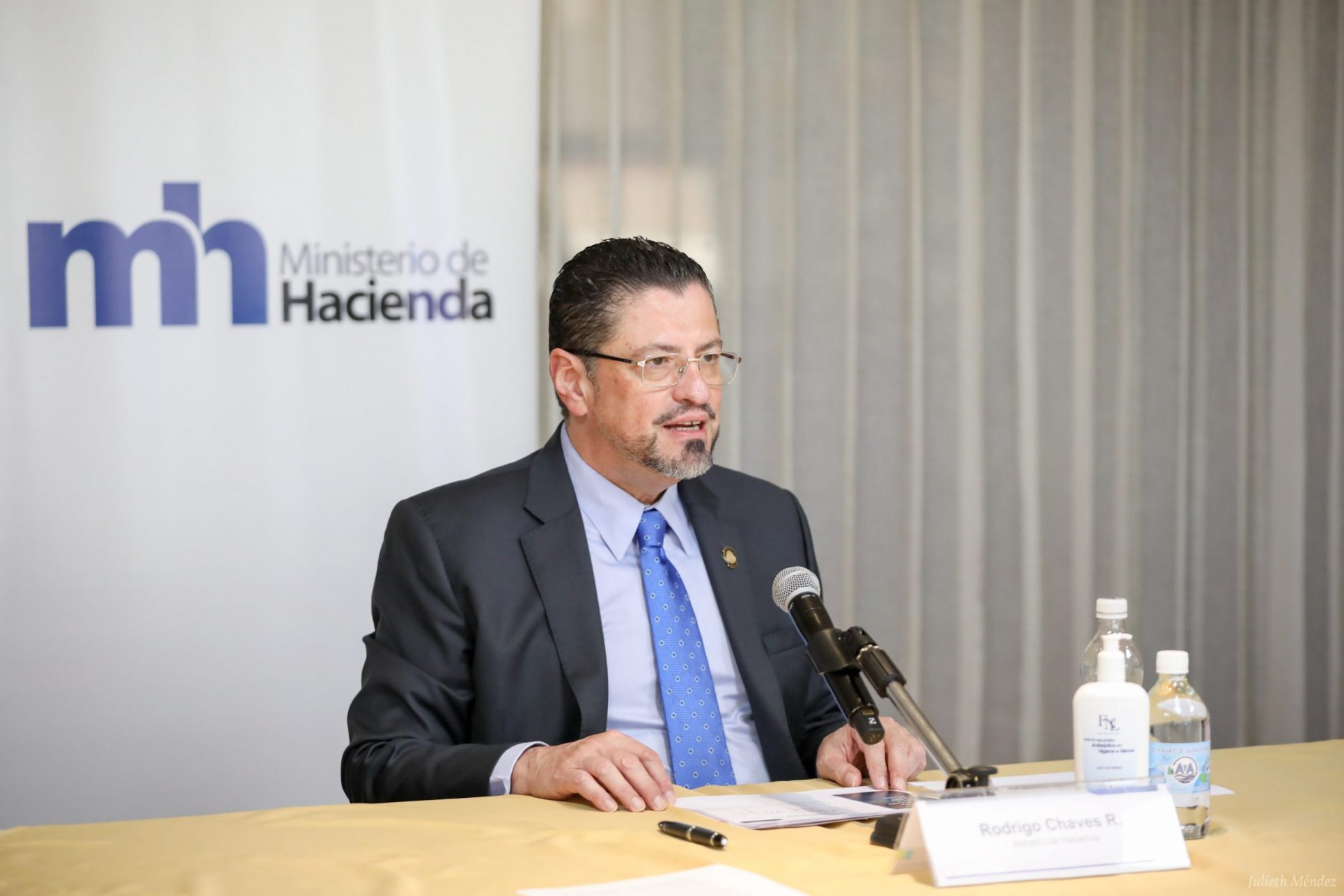 Rodrigo Chaves impulsó levantar el secreto bancario cuando era ministro, como candidato lo reiteró