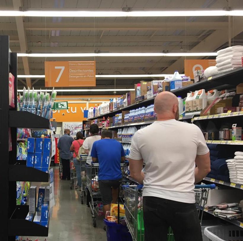(Video) Ticos hacen largas filas en supermercados a pocos días de una atípica Semana Santa por el coronavirus
