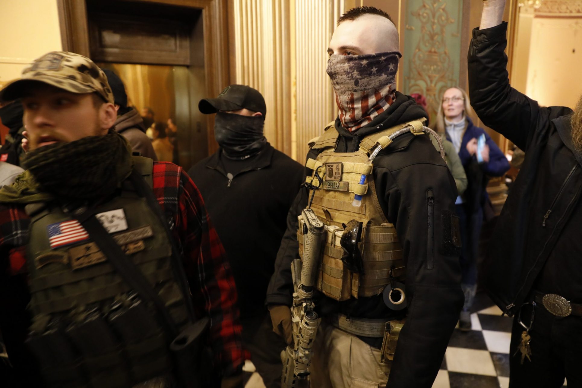 Manifestantes armados ingresan al legislativo de Michigan para exigir el fin del confinamiento