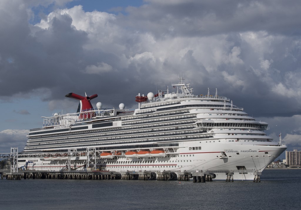 Firma de cruceros Carnival espera reiniciar algunos viajes en agosto