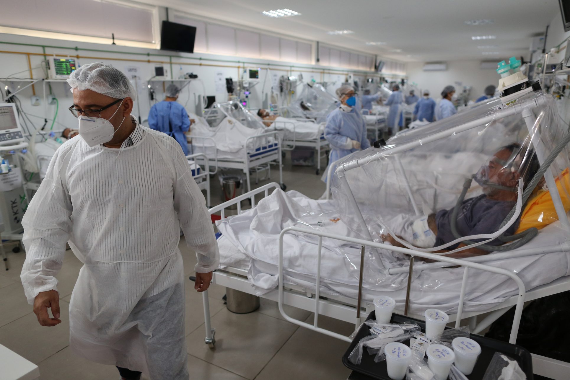 País reporta menos de 1.000 casos nuevos en los últimos tres días; hospitalizaciones siguen cayendo