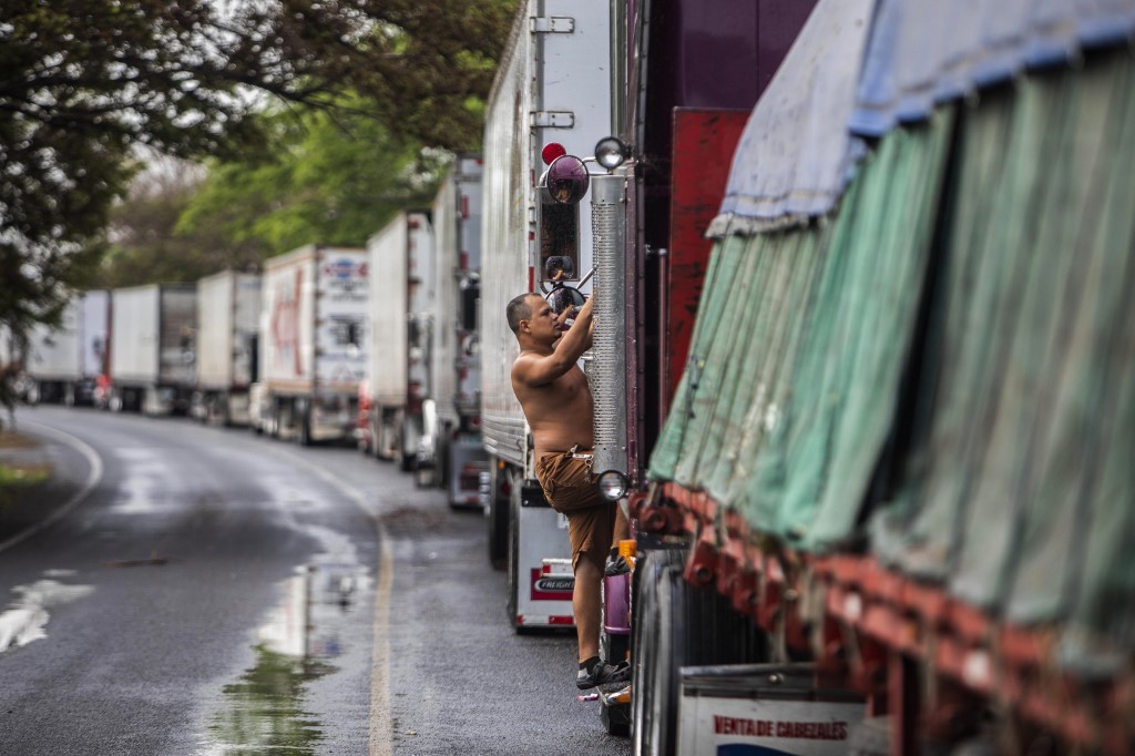 Centroamérica acuerda dar más plazo de permanencia a transportistas y pone fin a crisis en fronteras