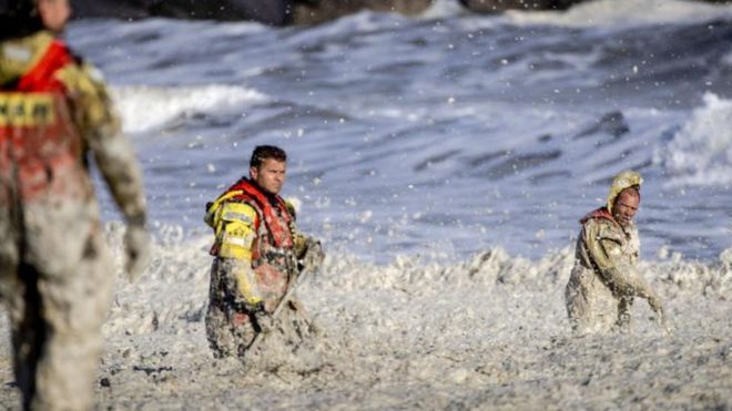La espuma marina, el extraño fenómeno oceánico relacionado con la muerte de 5 surfistas en Países Bajos