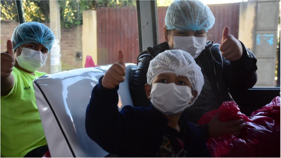 La emotiva historia de los 8 primos que superaron juntos el coronavirus en un hospital de Bolivia