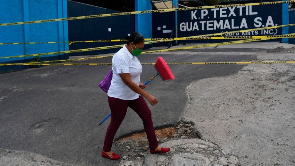Cómo un brote masivo de COVID-19 en una fábrica de Guatemala puso a una ciudad en estado de emergencia