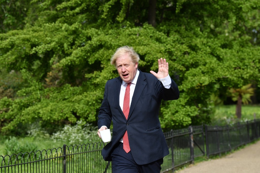 Bajo un alud de críticas, Boris Johnson precisa su plan de desconfinamiento