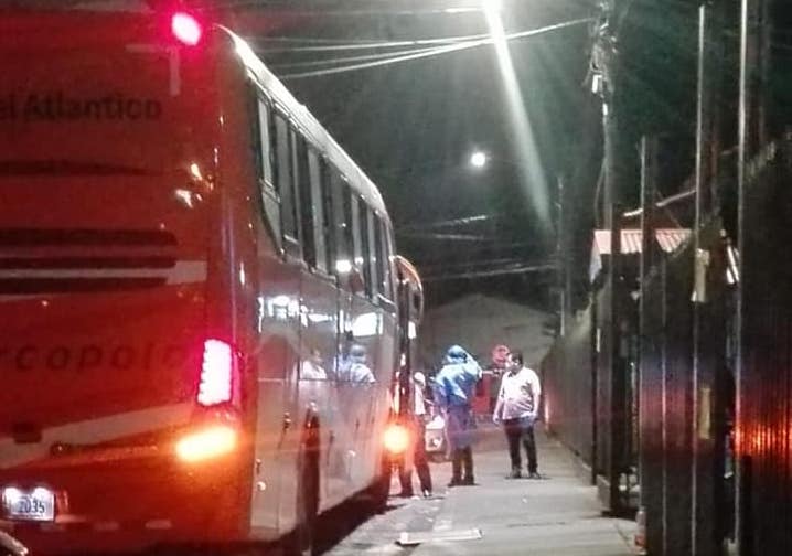 Salud reporta 2 incidentes en buses: un tico con COVID-19 y 3 migrantes indocumentados enviados a aislamiento