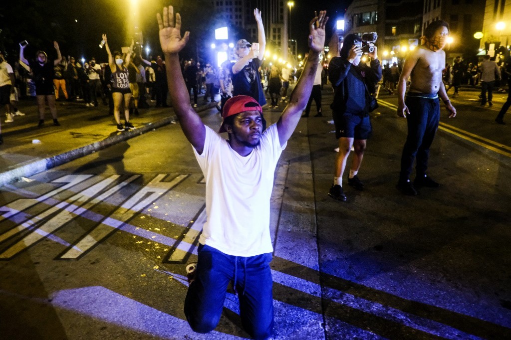 Manifestantes por asesinato de George Floyd la emprenden contra sede central de CNN en Atlanta