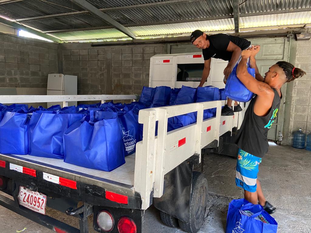 Donan alimentos a familias en Puntarenas y a policías que vigilan frontera